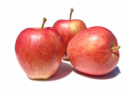 Três maçãs vermelhas com pé sobre fundo branco