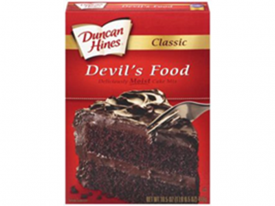 Embalagem vermelha de mistura para bolo Duncan Hines Classic Devil's Food com imagem de bolo de chocolate