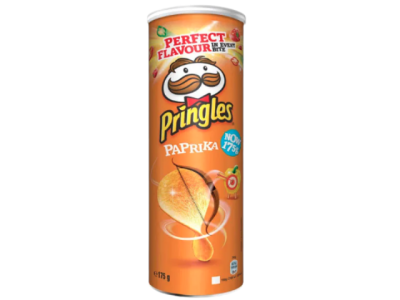 Embalagem laranja de Pringles sabor Paprika com texto e imagens de batatas e pimentão