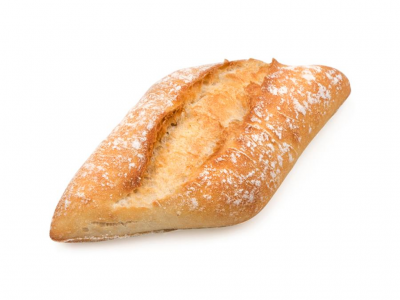 Pão rústico triangular com corte e polvilhado com farinha