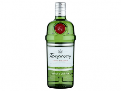 Garrafa verde de gin Tanqueray com rótulo branco e vermelho