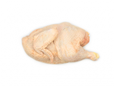 Frango cru inteiro sem pele sobre fundo branco