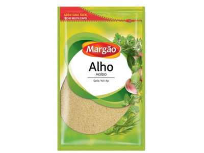 Pacote verde e amarelo de alho moído Margão com imagens de alho e ervas