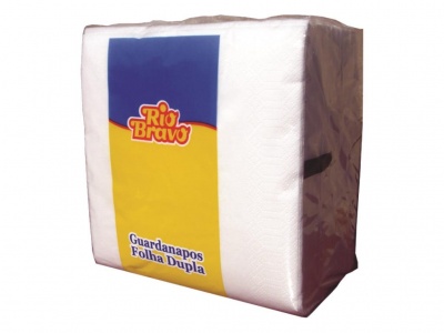 Embalagem de guardanapos de papel brancos com etiqueta colorida