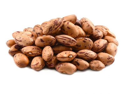 Feijão marrom claro manchado sobre fundo branco