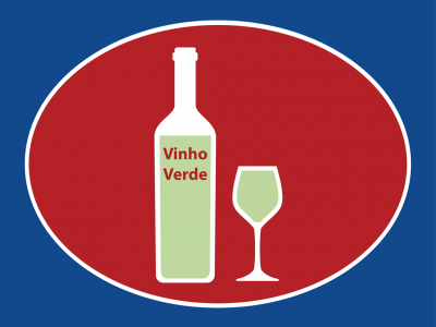 Garrafa de Vinho Verde e taça sobre fundo vermelho oval e azul