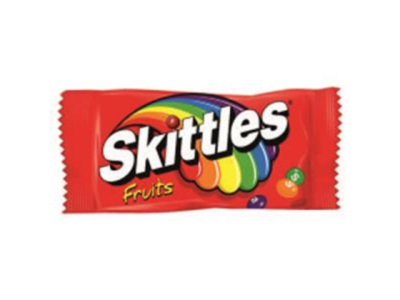Embalagem de Skittles Fruits vermelha com arco-íris e balas coloridas