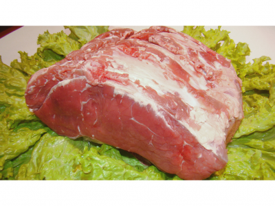 Carne crua sobre alface verde