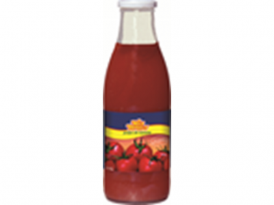 Garrafa de vidro com sumo de tomate e rótulo colorido