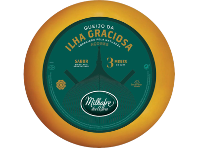 Roda de queijo com etiqueta verde e texto promocional