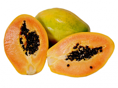 Três papaias, duas cortadas ao meio e uma inteira, fundo branco