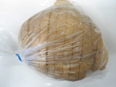 Pão de forma fatiado num saco plástico transparente