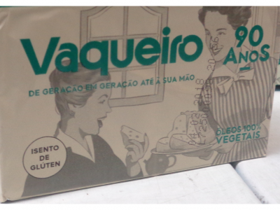 Embalagem de margarina Vaqueiro com ilustrações e texto em verde e preto