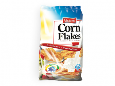 Pacote azul e branco de cereais Corn Flakes Nacional com imagem de flocos e leite