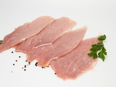 Bifes finos de carne de porco crus com pimenta preta e salsa