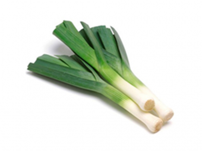 Três alhos-porros frescos com folhas verdes e parte inferior branca