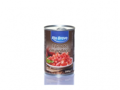 Lata de tomate em pedaços Rio Bravo 390g com rótulo castanho e imagem de tomates picados