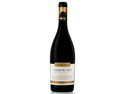 Garrafa de vinho tinto Duque de Viseu com rótulo branco e dourado
