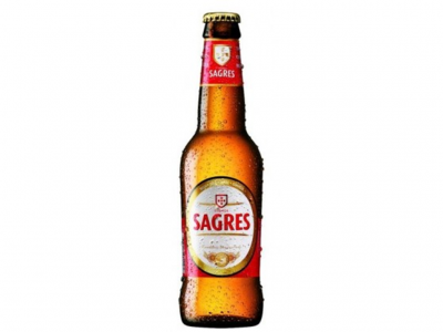 Garrafa de cerveja Sagres em vidro castanho com rótulo branco e vermelho