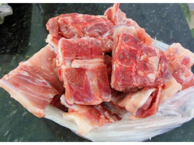 Pedaços de carne crua vermelha com gordura branca sobre uma superfície plástica