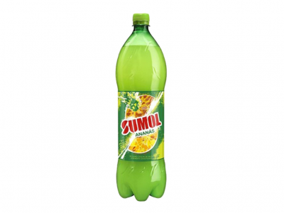 Garrafa de refrigerante Sumol sabor ananás em plástico verde com rótulo colorido