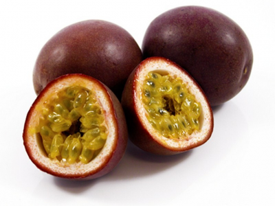 Frutos da paixão inteiros e partidos ao meio com interior amarelo e casca roxa escura