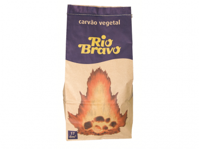 Saco de carvão vegetal Rio Bravo com design de fogo e texto amarelo