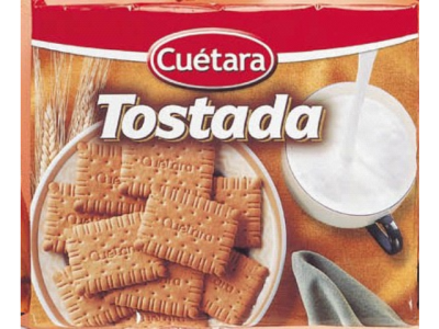 Embalagem de biscoitos tostados Cuétara com chávena de leite
