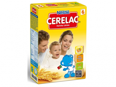 Caixa amarela de Cereais Nestlé CERELAC com imagem de família e urso azul