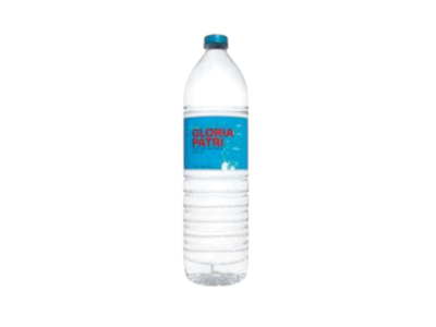 Garrafa plástica transparente com rótulo azul e texto vermelho