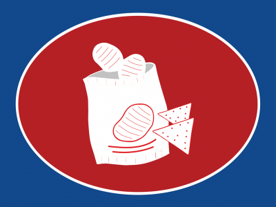 Saco branco de batatas-fritas com duas batatas triângulares fora, em fundo vermelho oval e azul