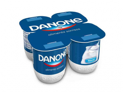 Pack de quatro iogurtes naturais DANONE em embalagem plástica branca com rótulos azuis e texto