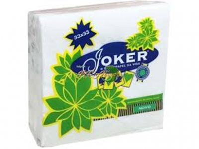 Pacote branco de papel de cozinha com folhas verdes e texto azul Joker