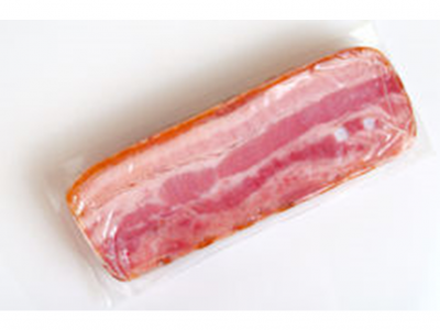 Pacote de fiambre de bacon embalado a vácuo sobre superfície branca