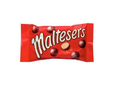 Embalagem vermelha de Maltesers com texto e imagens de bolas de chocolate.