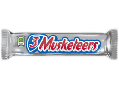 Barra de chocolate 3 Musketeers em embalagem prateada com texto vermelho e azul