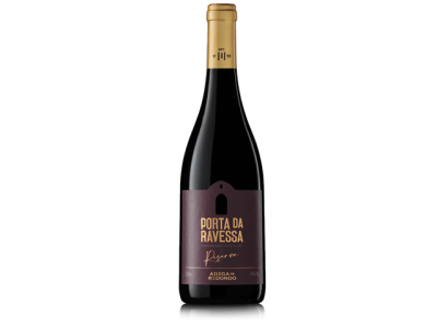 Garrafa de vinho tinto porta da ravessa reserva com rótulo roxo e tampa dourada