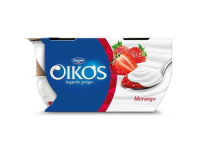 Embalagem de iogurte grego Danone Oikos morango com três copos.
