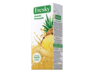 Caixa de sumo Fresky sabor ananás com imagem de ananás e texto em verde e preto