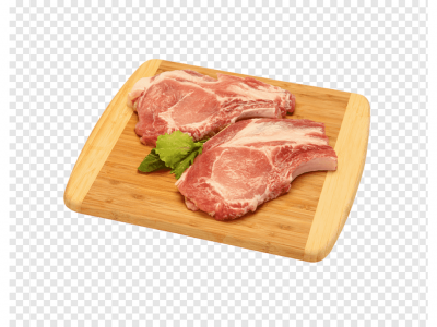 Duas costeletas de carne crua com osso numa tábua de madeira clara e folha verde