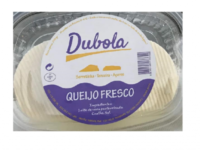 Queijo fresco Dubola em embalagem plástica com rótulo azul e branco