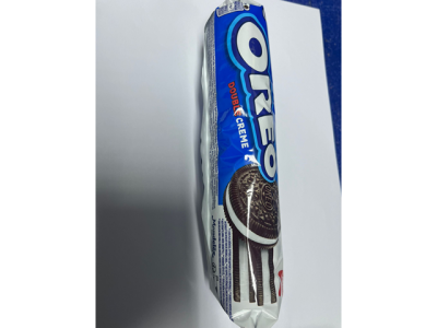Pacote de bolachas Oreo Double Creme com embalagem azul e branca