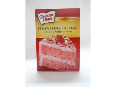 Caixa de mistura para bolo Duncan Hines Strawberry Supreme com imagem de bolo cor de rosa