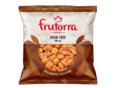Pacote de milho frito com sal Frutorra em plástico com design branco e castanho
