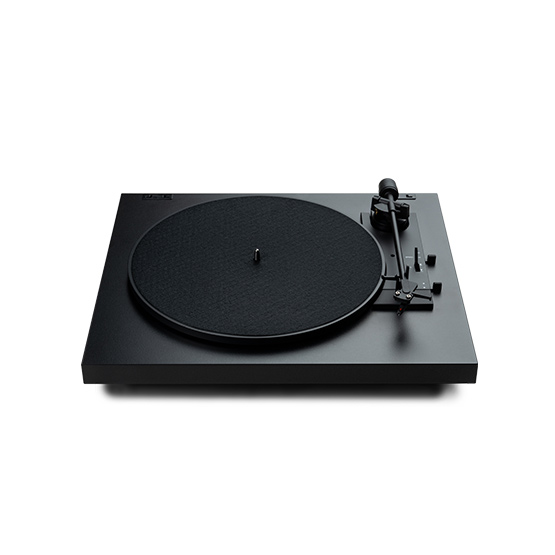 A1.2 - Gira-Discos Automático Toca-discos preto com prato circular e braço de leitura