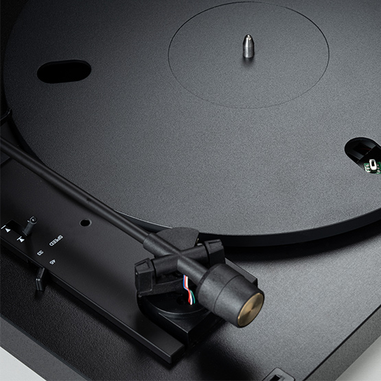A1.2 - Gira-Discos Automático Gira-discos preto com braço de leitura e controlo de velocidade