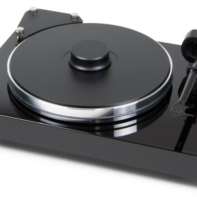 Gira-discos de vinil preto com prato de metal prateado