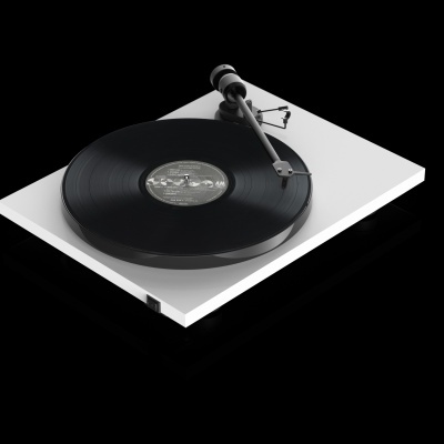 Toca-discos branco com disco vinil preto