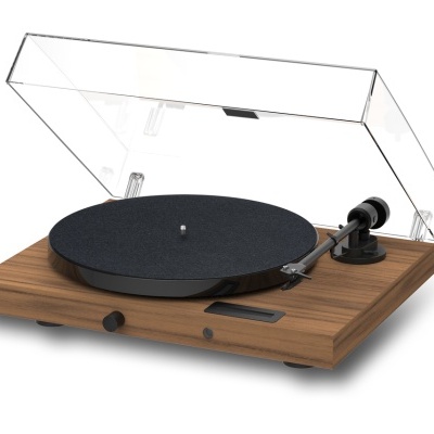 Gira-discos de madeira com tampa transparente aberta