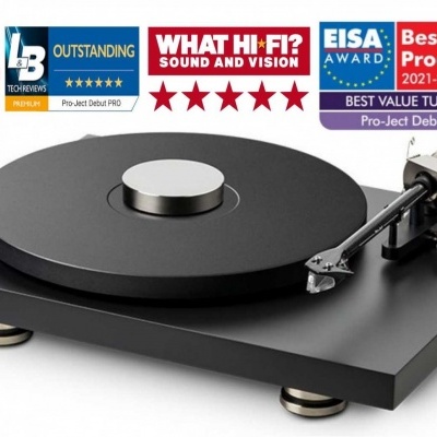 Gira-discos Pro-Ject Debut PRO preto com prémios e etiquetas visíveis